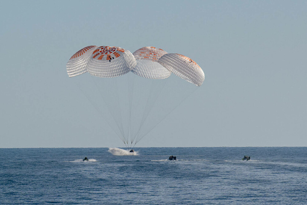 Astronauţii blocaţi 9 luni în spațiu au ajuns pe Terra. Capsula lor a amerizat în largul Floridei, printre delfini. VIDEO - Imaginea 8