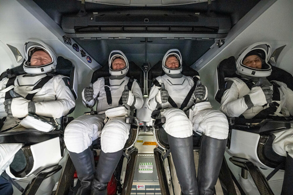 Astronauţii blocaţi 9 luni în spațiu au ajuns pe Terra. Capsula lor a amerizat în largul Floridei, printre delfini. VIDEO - Imaginea 1