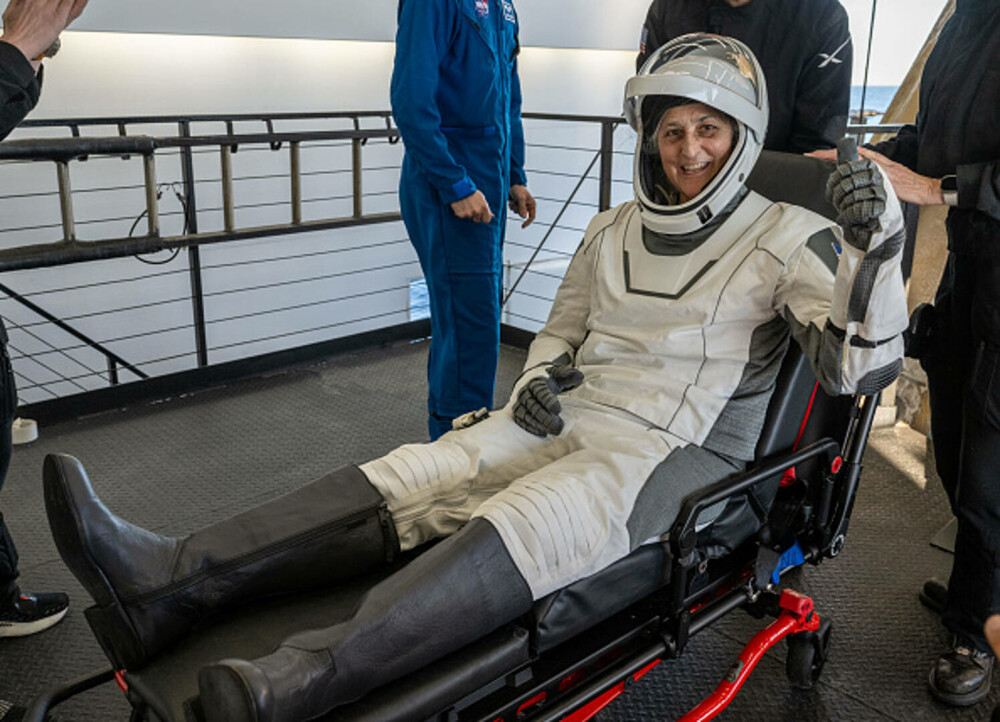 Astronauţii blocaţi 9 luni în spațiu au ajuns pe Terra. Capsula lor a amerizat în largul Floridei, printre delfini. VIDEO - Imaginea 9
