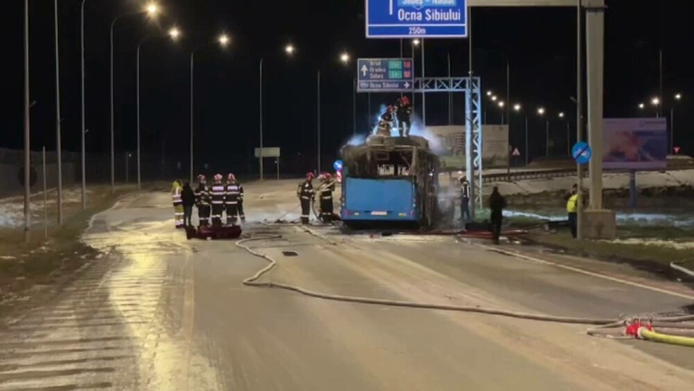 Accident grav între un autoturism și un autobuz alimentat cu gaz comprimat, în Sibiu. Ambele vehicule au luat foc - Imaginea 5