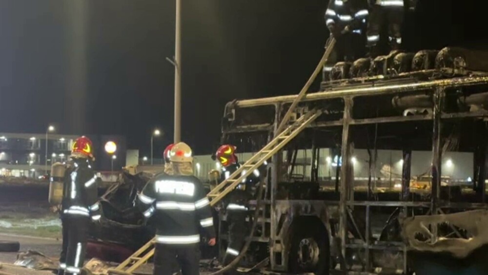 Accident grav între un autoturism și un autobuz alimentat cu gaz comprimat, în Sibiu. Ambele vehicule au luat foc - Imaginea 1