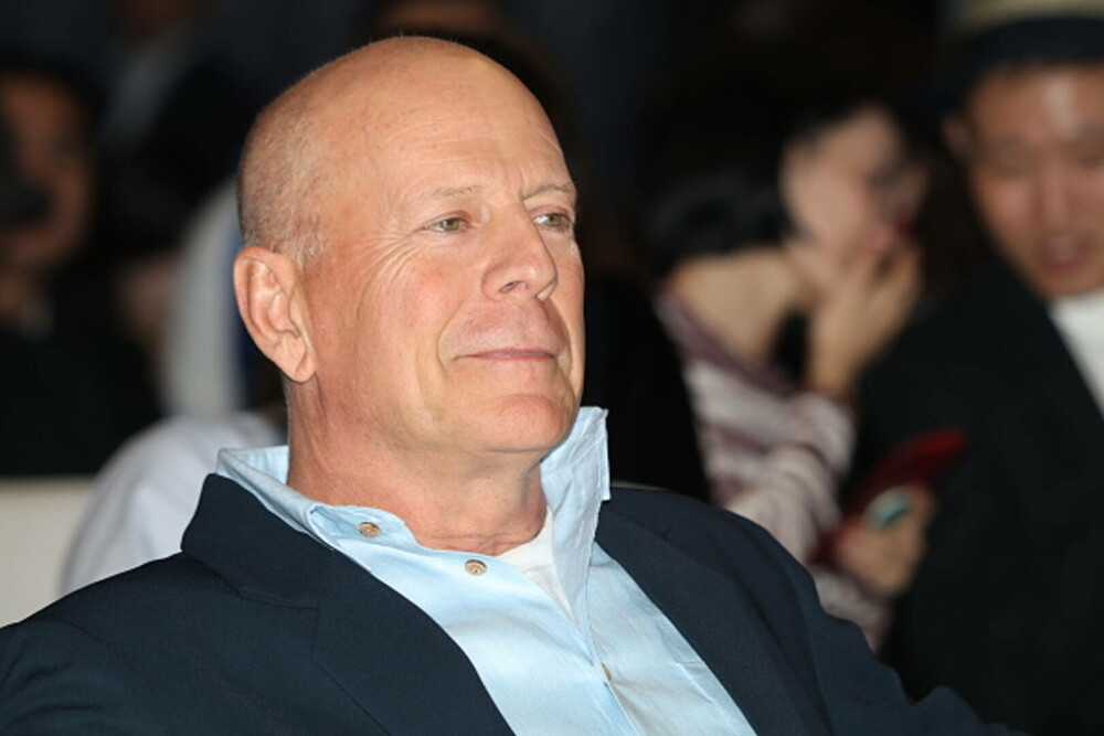 Bruce Willis a devenit mut, nu mai poate citi şi are dificultăţi de deplasare. Suferă de demenţă din 2023 - Imaginea 7
