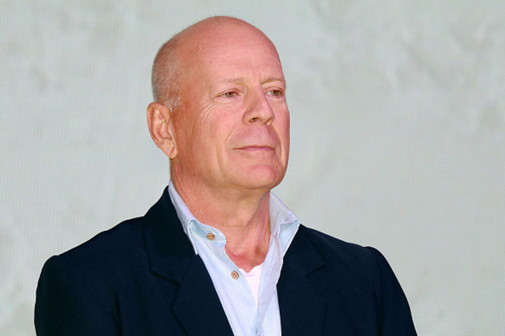 Bruce Willis a devenit mut, nu mai poate citi şi are dificultăţi de deplasare. Suferă de demenţă din 2023 - Imaginea 5