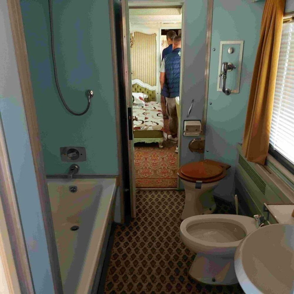 ”Air Iohannis”: 193 de zboruri de lux și doar 3 călătorii cu trenul. Cum arată Trenul Prezidențial ignorat | GALERIE FOTO - Imaginea 3