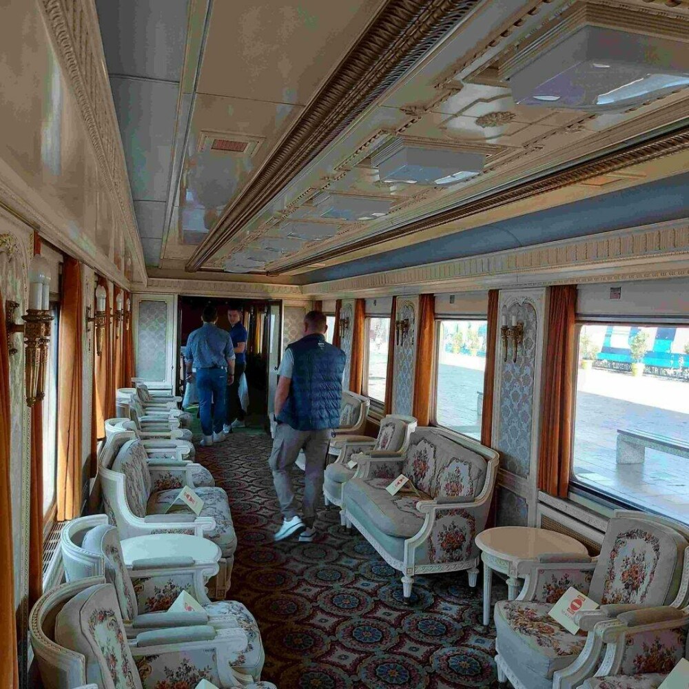 ”Air Iohannis”: 193 de zboruri de lux și doar 3 călătorii cu trenul. Cum arată Trenul Prezidențial ignorat | GALERIE FOTO - Imaginea 6