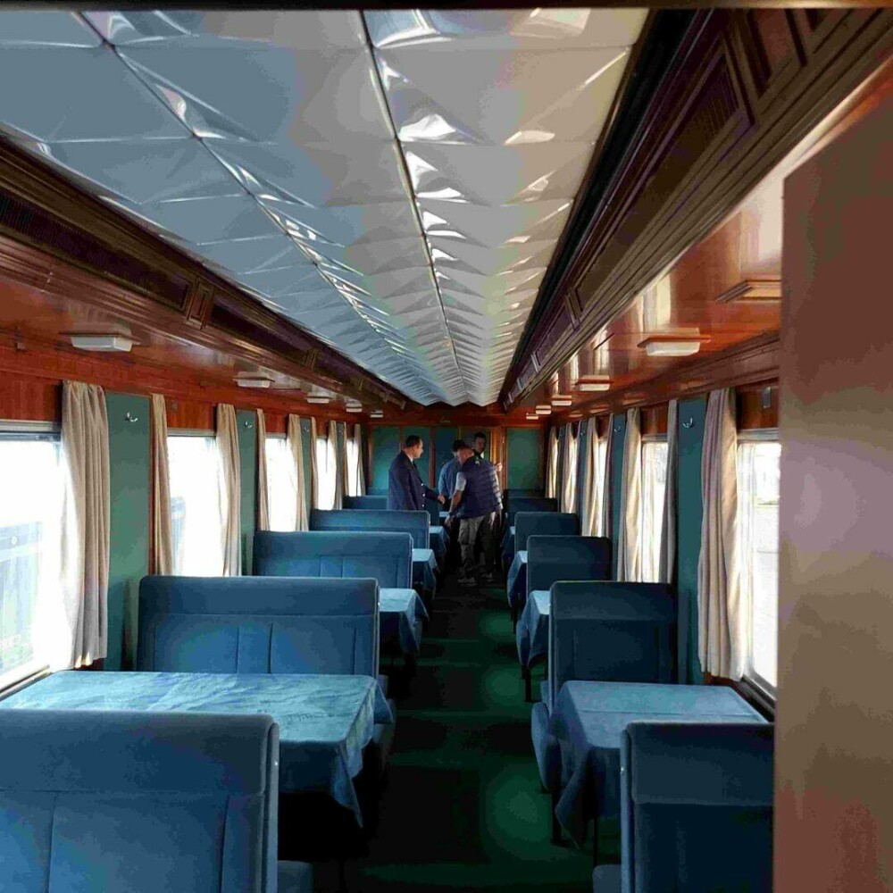 ”Air Iohannis”: 193 de zboruri de lux și doar 3 călătorii cu trenul. Cum arată Trenul Prezidențial ignorat | GALERIE FOTO - Imaginea 9