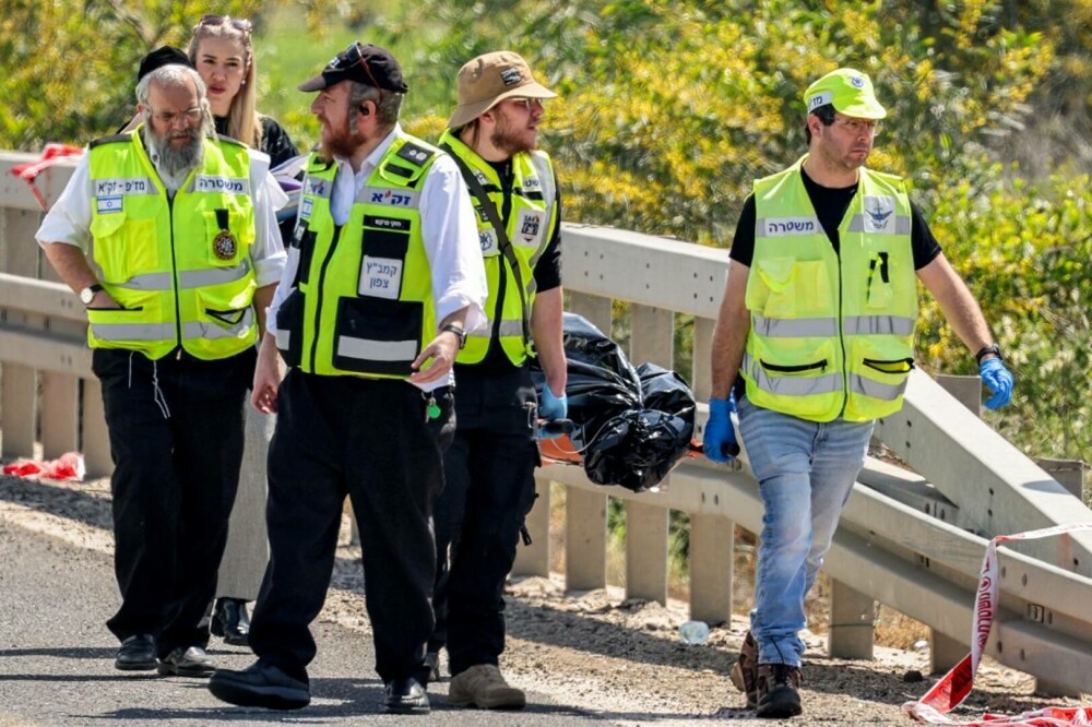 Atac terorist în Israel. Un tânăr arab a intrat cu mașina în oamenii dintr-o stație de autobuz, apoi a ieșit și i-a împușcat - Imaginea 1