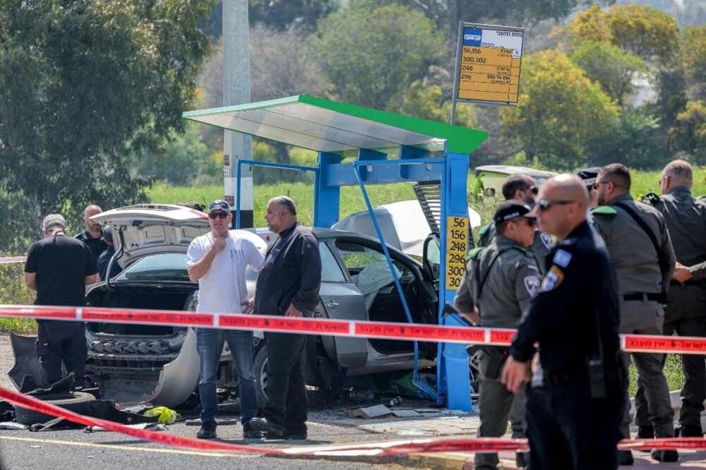 Atac terorist în Israel. Un tânăr arab a intrat cu mașina în oamenii dintr-o stație de autobuz, apoi a ieșit și i-a împușcat - Imaginea 2