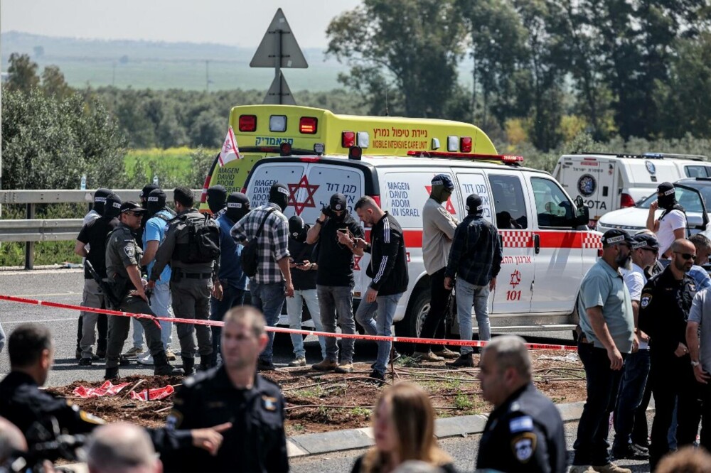 Atac terorist în Israel. Un tânăr arab a intrat cu mașina în oamenii dintr-o stație de autobuz, apoi a ieșit și i-a împușcat - Imaginea 3