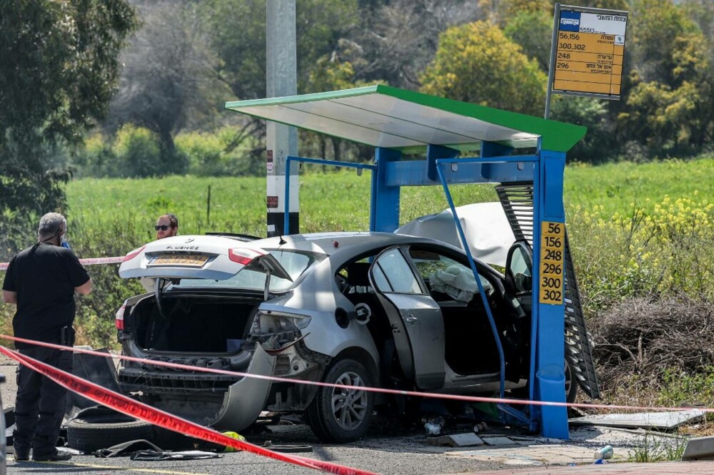 Atac terorist în Israel. Un tânăr arab a intrat cu mașina în oamenii dintr-o stație de autobuz, apoi a ieșit și i-a împușcat - Imaginea 5