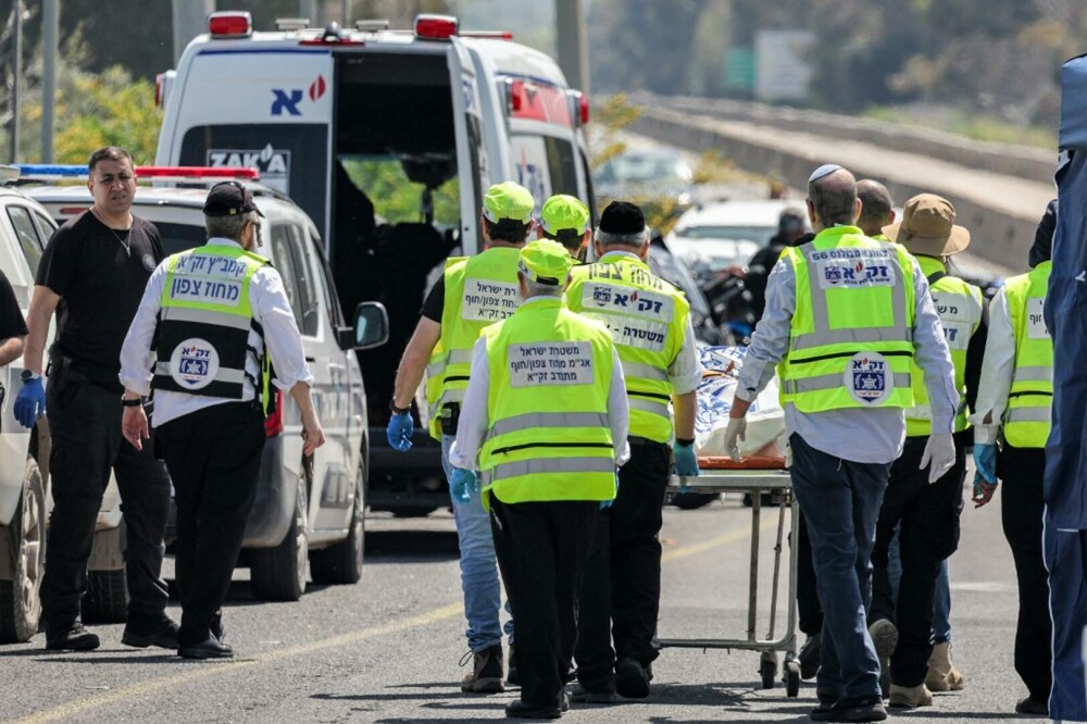 Atac terorist în Israel. Un tânăr arab a intrat cu mașina în oamenii dintr-o stație de autobuz, apoi a ieșit și i-a împușcat - Imaginea 7