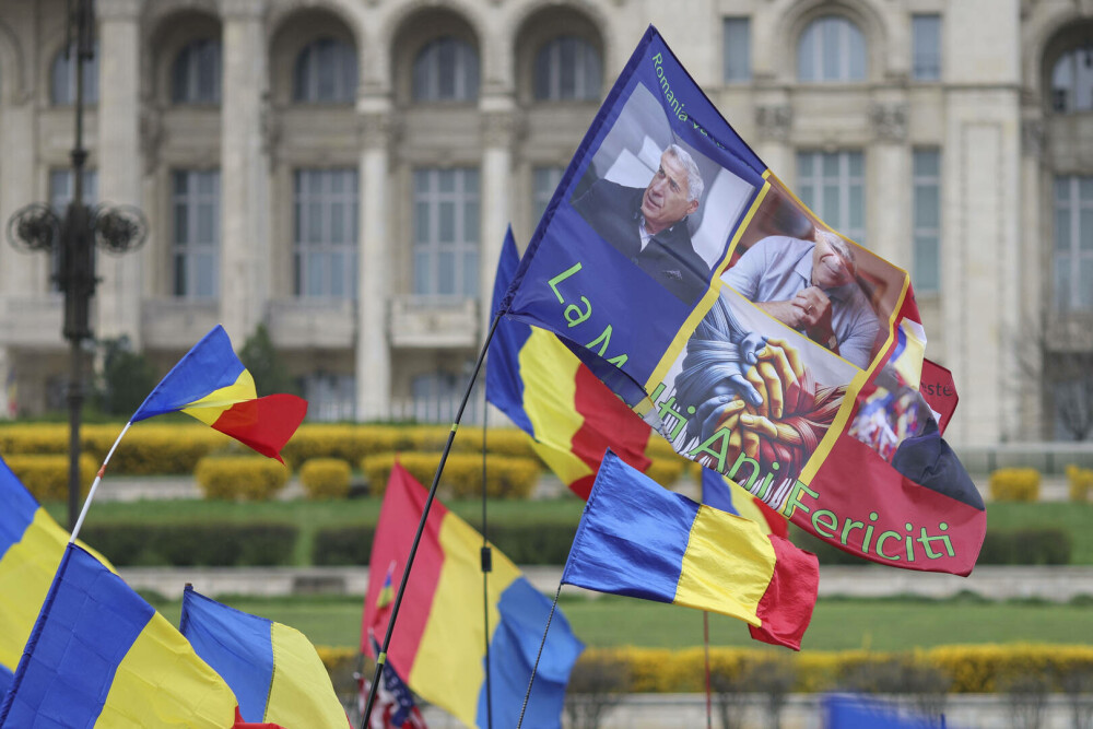 Protest neautorizat în Piața Constituției, de ziua lui Călin Georgescu: ”Am venit să îl venerăm, să ajungeți președinte” - Imaginea 1