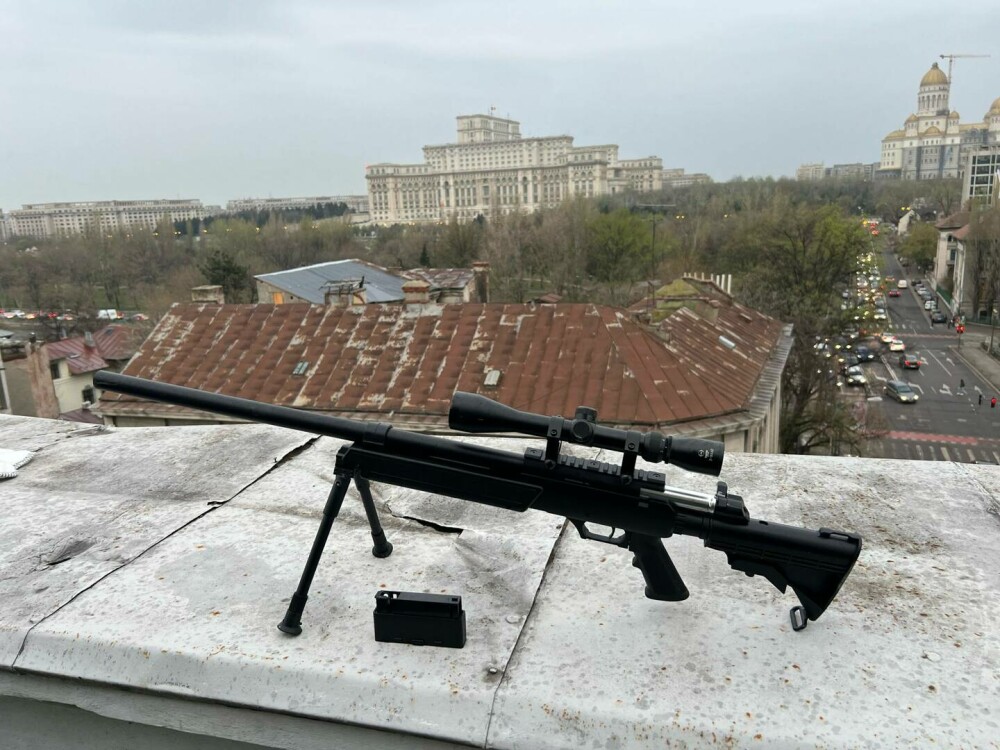 Un bărbat a fost observat mânuind o pușcă cu lunetă, pe un bloc din București. Polițiști și echipe de asalt, la fața locului - Imaginea 2