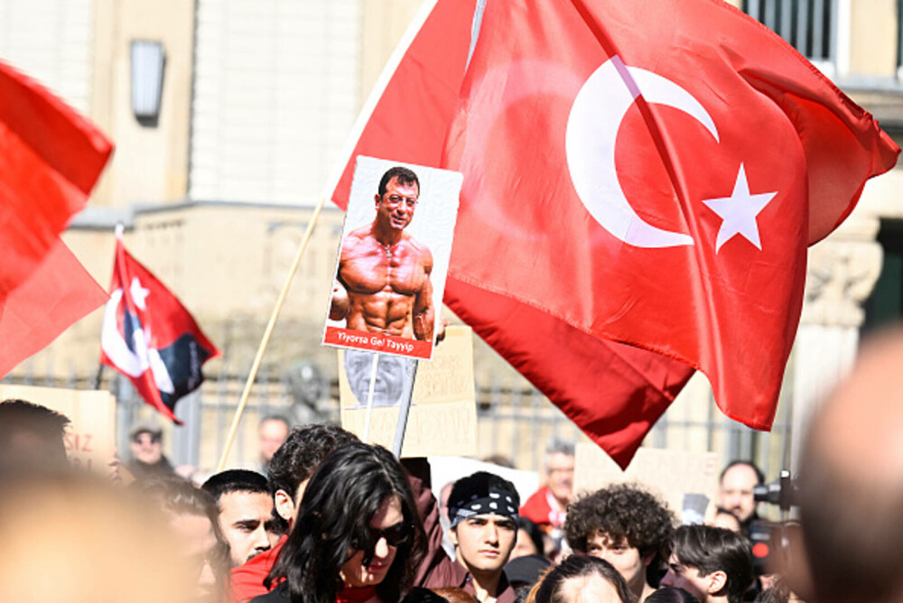 Miting uriaș la Istanbul. Sute de mii de oameni manifestează la apelul opoziţiei turce împotriva arestării lui Imamoglu. FOTO - Imaginea 1