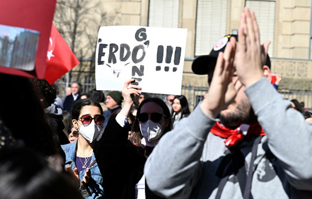 Miting uriaș la Istanbul. Sute de mii de oameni manifestează la apelul opoziţiei turce împotriva arestării lui Imamoglu. FOTO - Imaginea 2