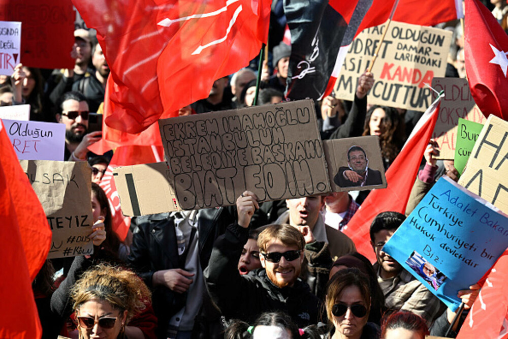 Miting uriaș la Istanbul. Sute de mii de oameni manifestează la apelul opoziţiei turce împotriva arestării lui Imamoglu. FOTO - Imaginea 3