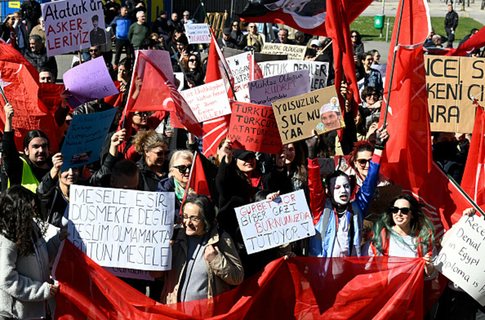 Miting uriaș la Istanbul. Sute de mii de oameni manifestează la apelul opoziţiei turce împotriva arestării lui Imamoglu. FOTO - Imaginea 4