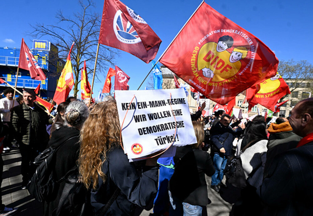 Miting uriaș la Istanbul. Sute de mii de oameni manifestează la apelul opoziţiei turce împotriva arestării lui Imamoglu. FOTO - Imaginea 5