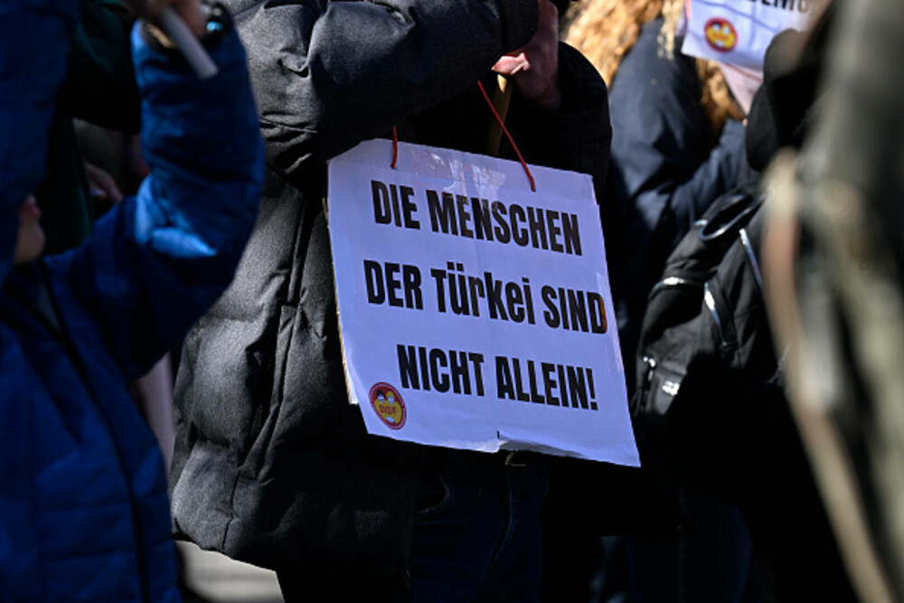 Miting uriaș la Istanbul. Sute de mii de oameni manifestează la apelul opoziţiei turce împotriva arestării lui Imamoglu. FOTO - Imaginea 6