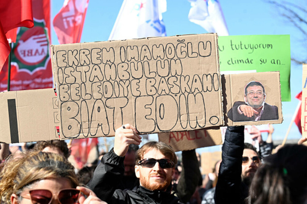 Miting uriaș la Istanbul. Sute de mii de oameni manifestează la apelul opoziţiei turce împotriva arestării lui Imamoglu. FOTO - Imaginea 7