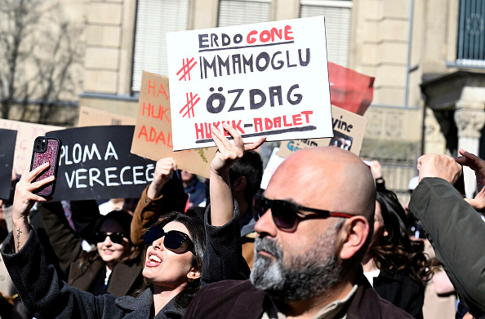 Miting uriaș la Istanbul. Sute de mii de oameni manifestează la apelul opoziţiei turce împotriva arestării lui Imamoglu. FOTO - Imaginea 8