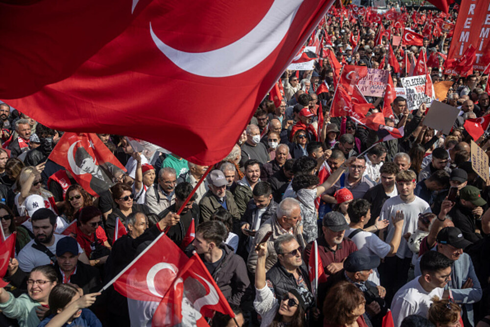 Miting uriaș la Istanbul. Sute de mii de oameni manifestează la apelul opoziţiei turce împotriva arestării lui Imamoglu. FOTO - Imaginea 9