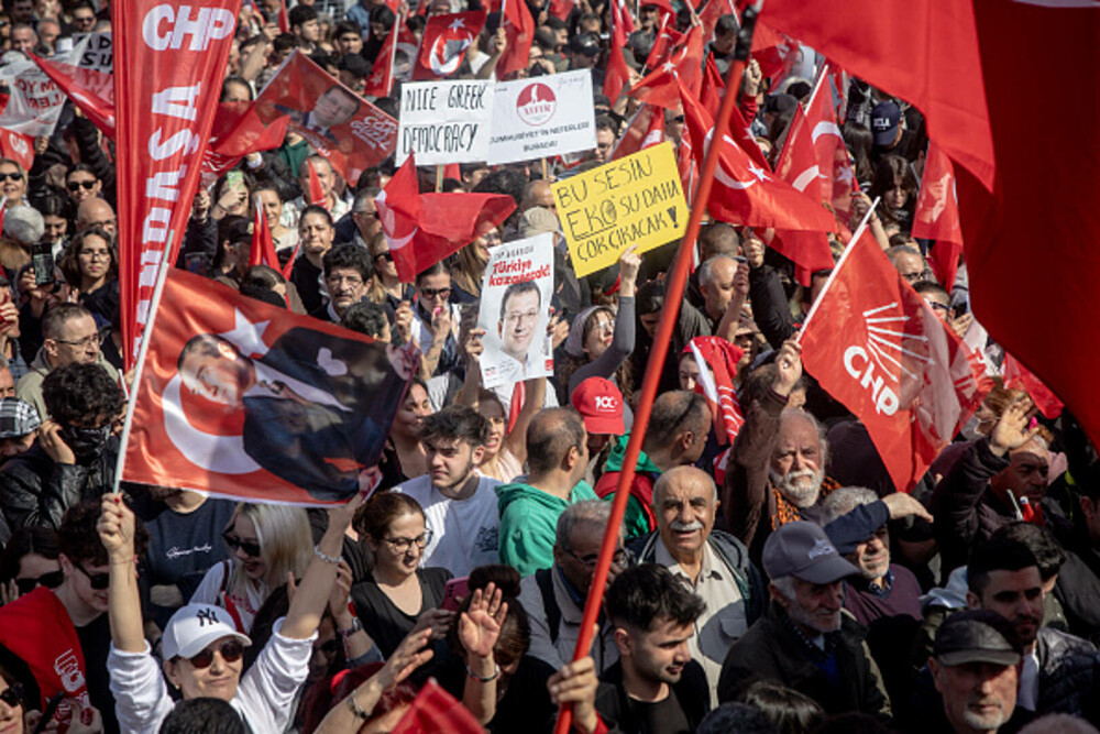 Miting uriaș la Istanbul. Sute de mii de oameni manifestează la apelul opoziţiei turce împotriva arestării lui Imamoglu. FOTO - Imaginea 10