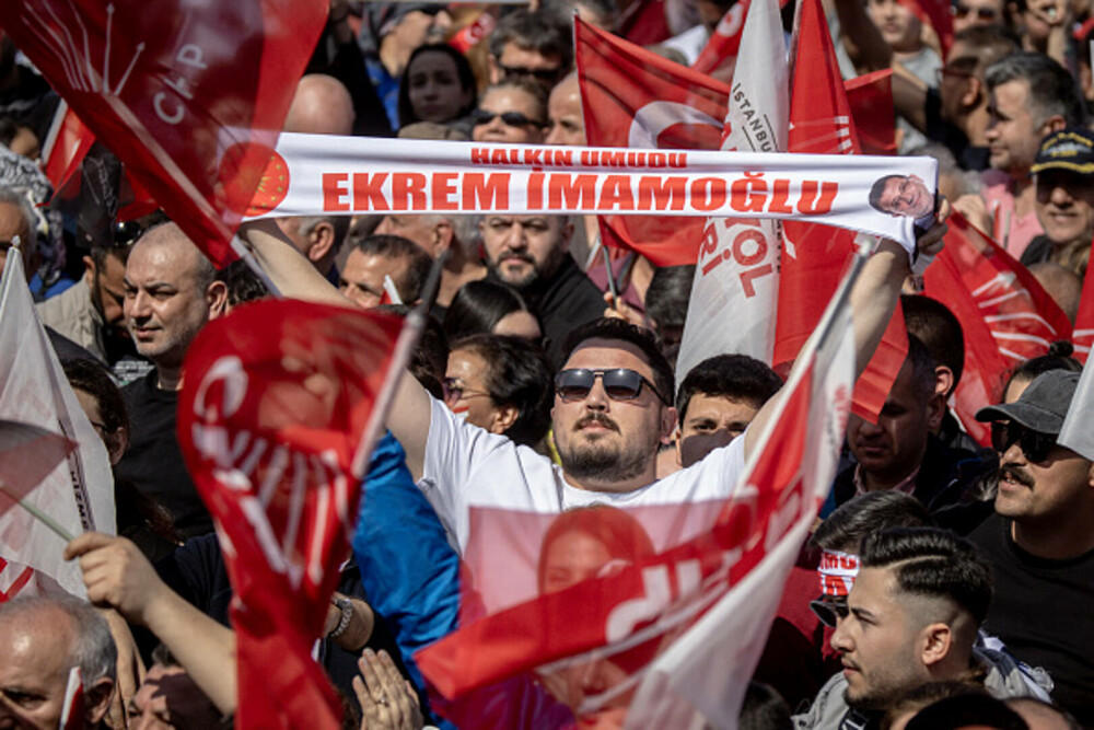 Miting uriaș la Istanbul. Sute de mii de oameni manifestează la apelul opoziţiei turce împotriva arestării lui Imamoglu. FOTO - Imaginea 11