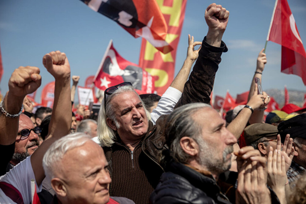 Miting uriaș la Istanbul. Sute de mii de oameni manifestează la apelul opoziţiei turce împotriva arestării lui Imamoglu. FOTO - Imaginea 12