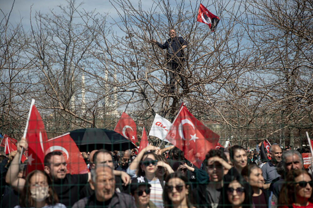 Miting uriaș la Istanbul. Sute de mii de oameni manifestează la apelul opoziţiei turce împotriva arestării lui Imamoglu. FOTO - Imaginea 13
