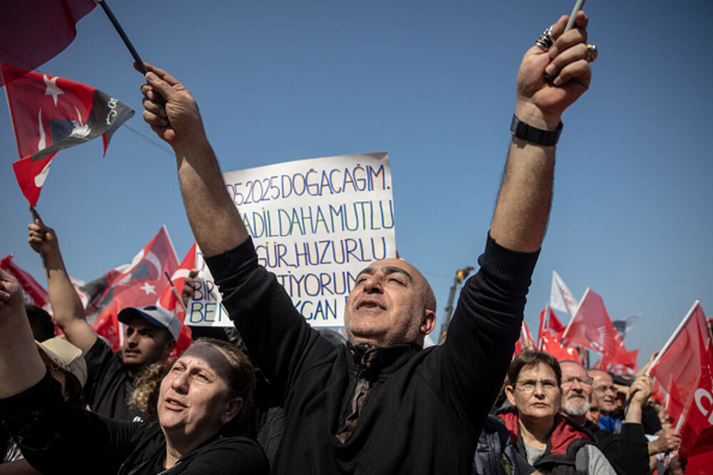 Miting uriaș la Istanbul. Sute de mii de oameni manifestează la apelul opoziţiei turce împotriva arestării lui Imamoglu. FOTO - Imaginea 14