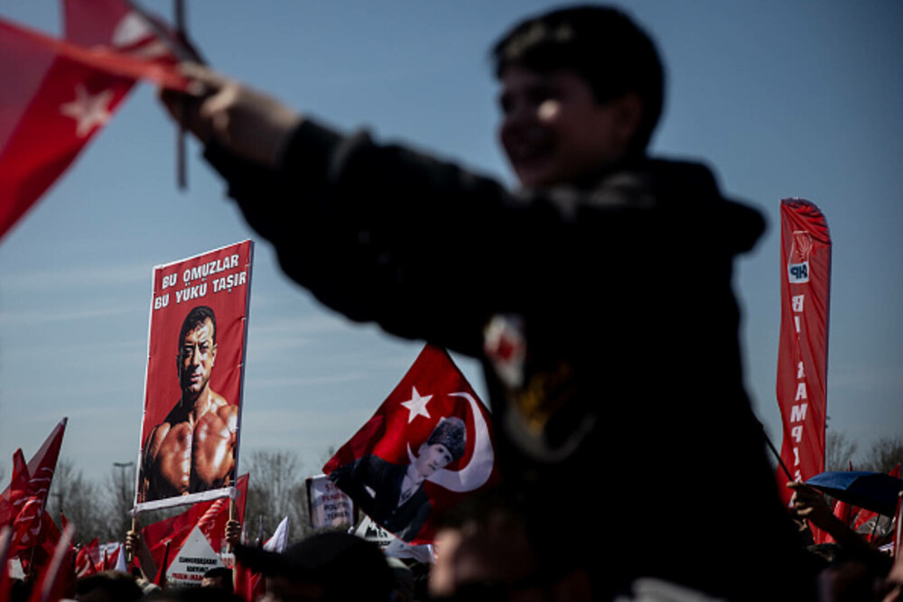 Miting uriaș la Istanbul. Sute de mii de oameni manifestează la apelul opoziţiei turce împotriva arestării lui Imamoglu. FOTO - Imaginea 15