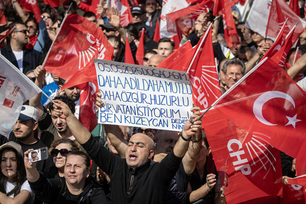 Miting uriaș la Istanbul. Sute de mii de oameni manifestează la apelul opoziţiei turce împotriva arestării lui Imamoglu. FOTO - Imaginea 16