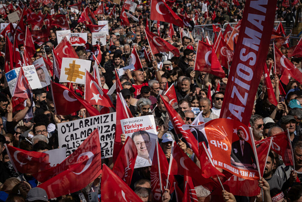 Miting uriaș la Istanbul. Sute de mii de oameni manifestează la apelul opoziţiei turce împotriva arestării lui Imamoglu. FOTO - Imaginea 17
