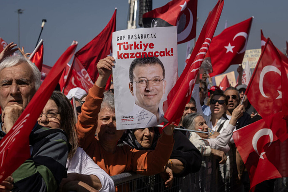 Miting uriaș la Istanbul. Sute de mii de oameni manifestează la apelul opoziţiei turce împotriva arestării lui Imamoglu. FOTO - Imaginea 18