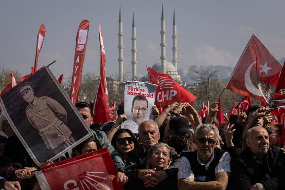 Miting uriaș la Istanbul. Sute de mii de oameni manifestează la apelul opoziţiei turce împotriva arestării lui Imamoglu. FOTO - Imaginea 19