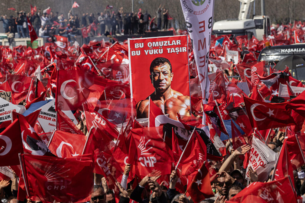 Miting uriaș la Istanbul. Sute de mii de oameni manifestează la apelul opoziţiei turce împotriva arestării lui Imamoglu. FOTO - Imaginea 20