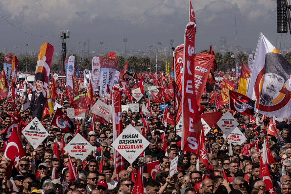 Miting uriaș la Istanbul. Sute de mii de oameni manifestează la apelul opoziţiei turce împotriva arestării lui Imamoglu. FOTO - Imaginea 21