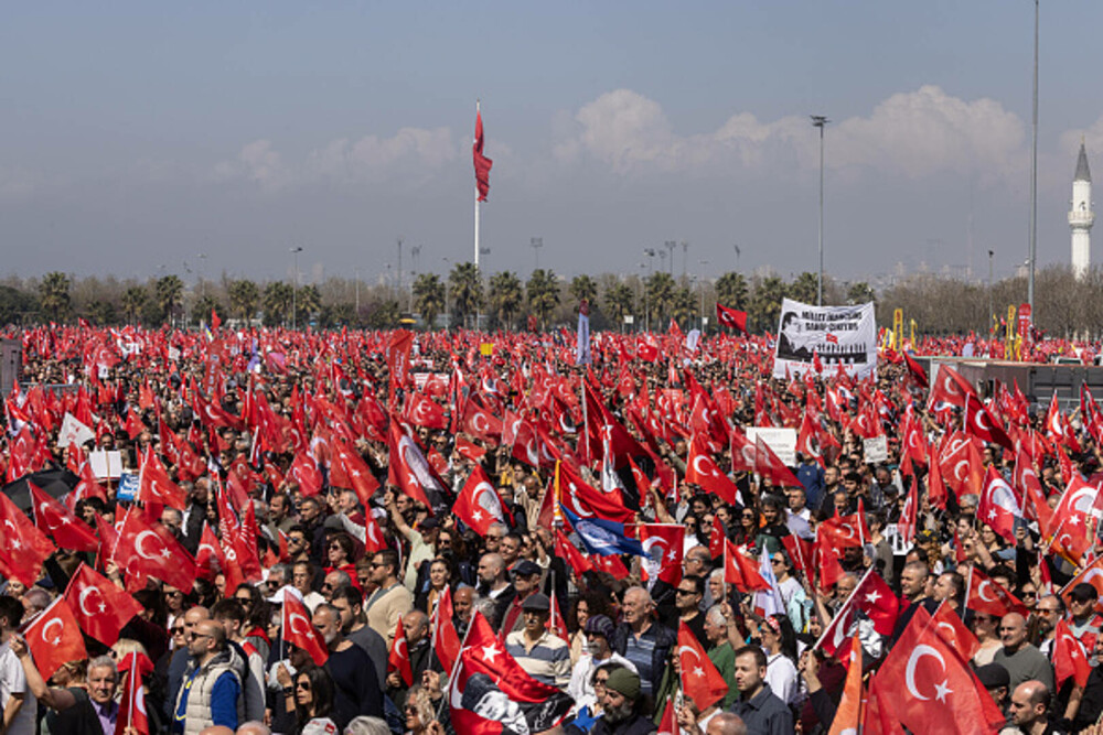 Miting uriaș la Istanbul. Sute de mii de oameni manifestează la apelul opoziţiei turce împotriva arestării lui Imamoglu. FOTO - Imaginea 22