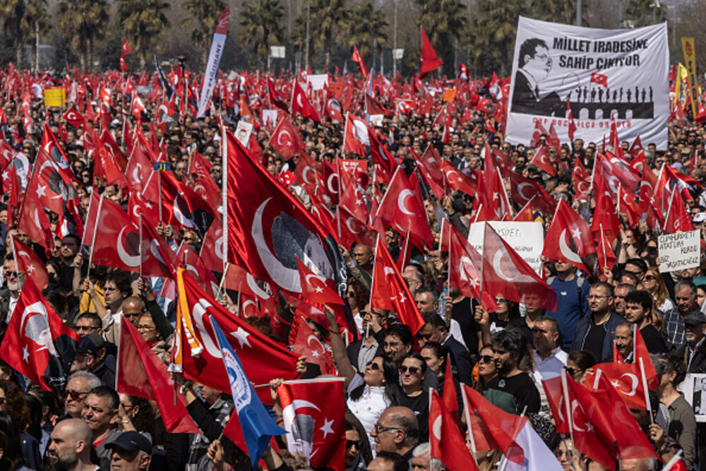 Miting uriaș la Istanbul. Sute de mii de oameni manifestează la apelul opoziţiei turce împotriva arestării lui Imamoglu. FOTO - Imaginea 24
