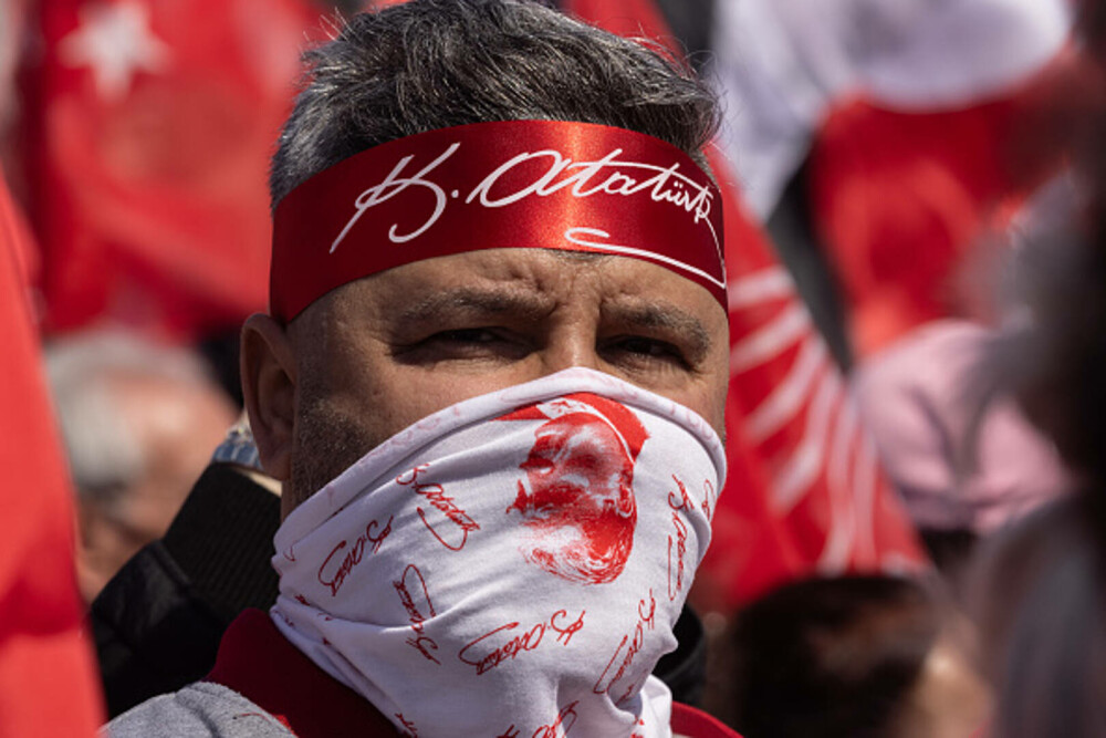 Miting uriaș la Istanbul. Sute de mii de oameni manifestează la apelul opoziţiei turce împotriva arestării lui Imamoglu. FOTO - Imaginea 25