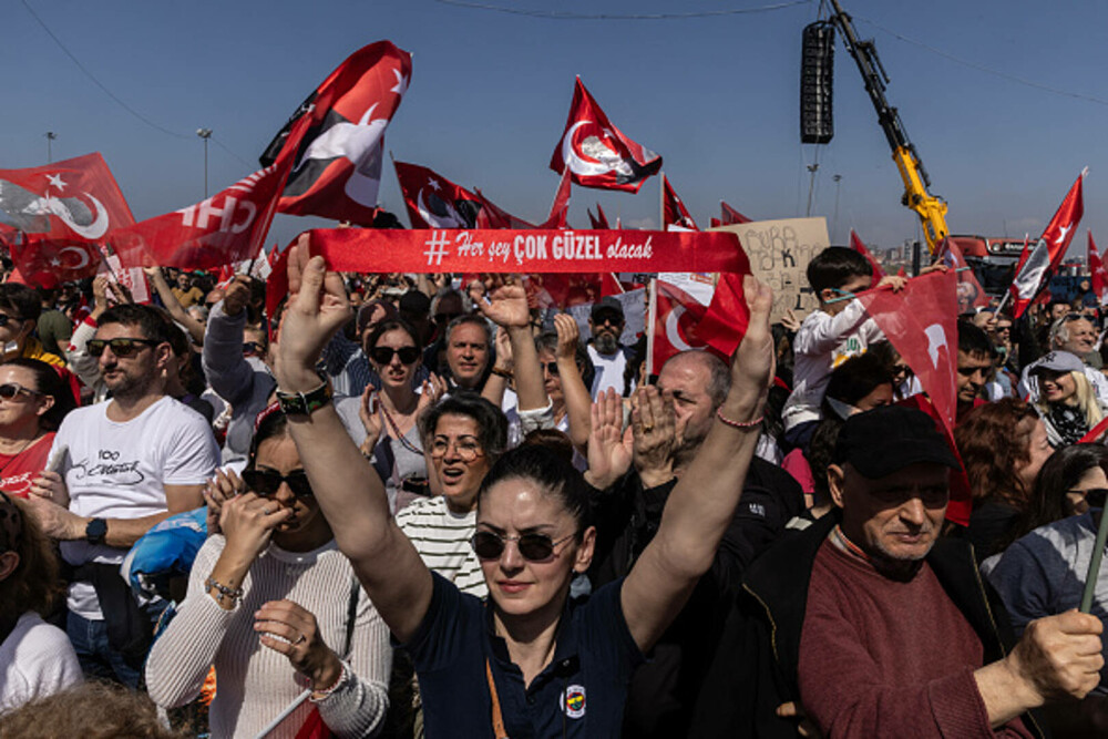 Miting uriaș la Istanbul. Sute de mii de oameni manifestează la apelul opoziţiei turce împotriva arestării lui Imamoglu. FOTO - Imaginea 26
