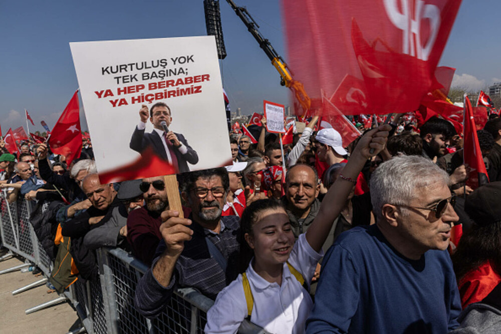 Miting uriaș la Istanbul. Sute de mii de oameni manifestează la apelul opoziţiei turce împotriva arestării lui Imamoglu. FOTO - Imaginea 27