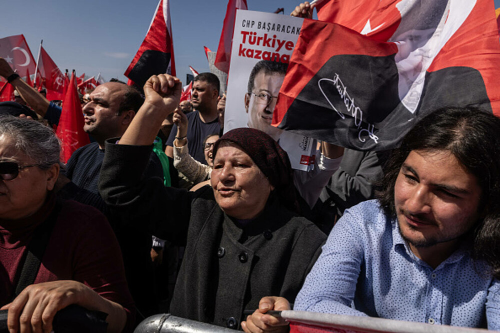 Miting uriaș la Istanbul. Sute de mii de oameni manifestează la apelul opoziţiei turce împotriva arestării lui Imamoglu. FOTO - Imaginea 28