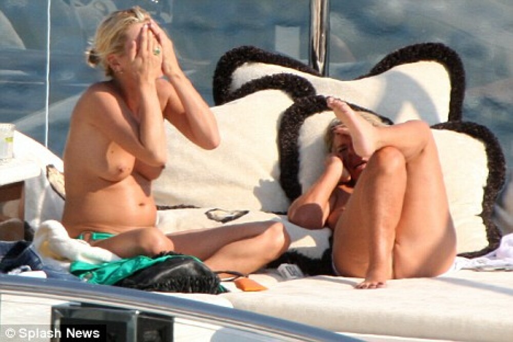 Kate Moss se racoreste: face topless pe iahtul unui miliardar! - Imaginea 1