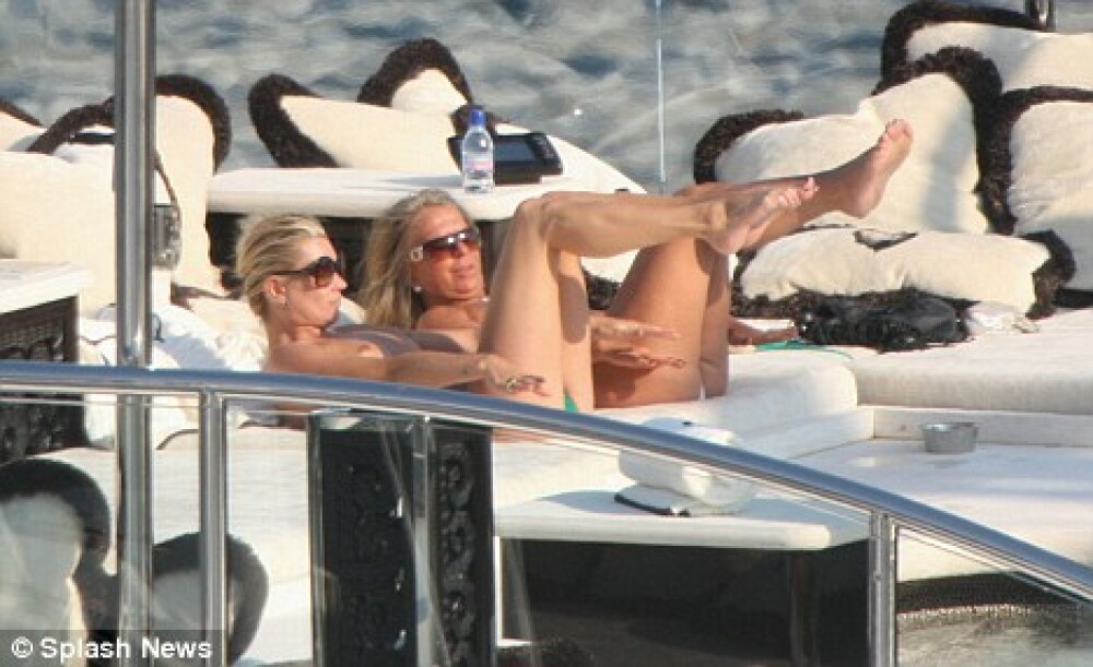 Kate Moss se racoreste: face topless pe iahtul unui miliardar! - Imaginea 2