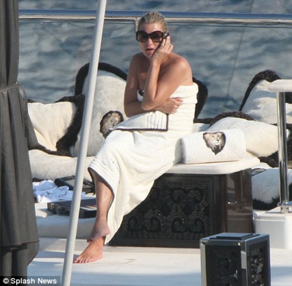 Kate Moss se racoreste: face topless pe iahtul unui miliardar! - Imaginea 3