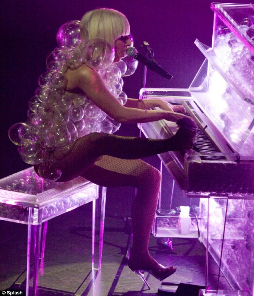 Avangardista sau vulgara? Lady Gaga: lectii despre moda 2009 - Imaginea 2