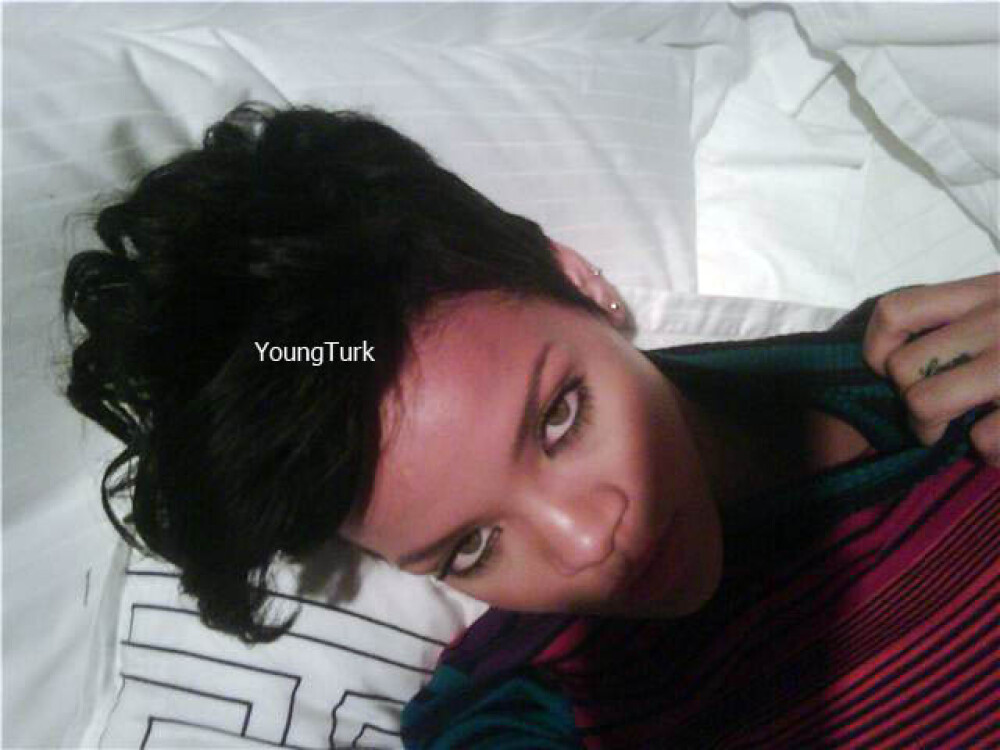Rihanna, in poze sexy pe internet? Razbunarea lui Chris Brown... - Imaginea 2