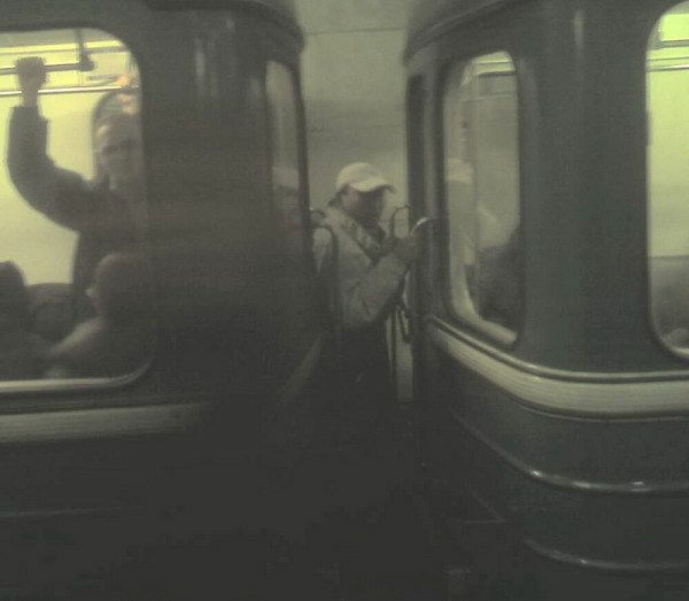 Lesbiene si babe cu mitraliera! Gasesti de toate la metrou! GALERIE FOTO! - Imaginea 10